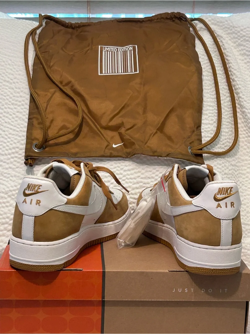 Nike Men's Low Top Sneakers in White & Brown with Drawstring Bag